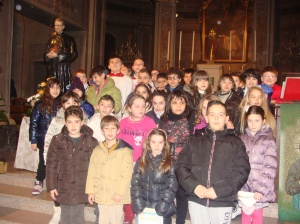 I bambini durante la festa di Don Bosco. Al fondo a sinistra, i due Priorini vestiti da chierichetti